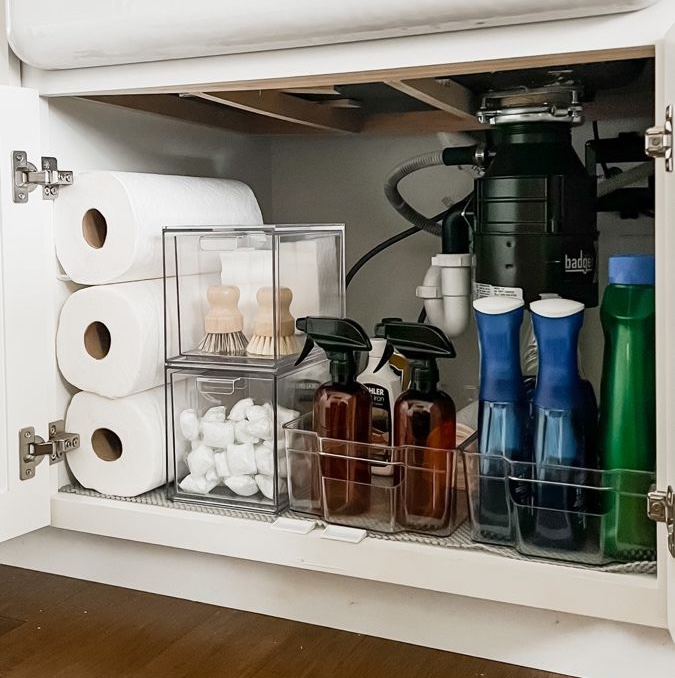 Organizador de productos de limpieza colocado debajo del fregadero